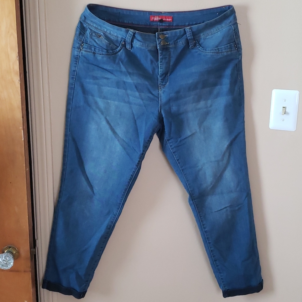 ROYALTY Wanna Betta Butt cropped jeans